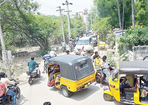 காட்பாடியில் இருந்து பழைய காட்பாடி வழியாக செல்லும் சாலை சிறியதாகவும் குண்டும், குழியுமாகவும் உள்ளதால் போக்குவரத்து நெரிசலில் சிக்கி தவிக்கும் வாகன ஓட்டிகள். அடுத்த படம்: காட்பாடியில் இருந்து கிளித்தான்பட்டரை பகுதி வழியாக ஓடை பிள்ளையார் கோயில் அருகே செல்லும் சாலை குண்டும், குழியுமாகவும், பாதாள சாக்கடை தொட்டி மூடப்படாமலும் அபத்தமான நிலையில் உள்ளது. படங்கள்: வி.எம்.மணிநாதன்.