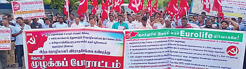 செங்கல்பட்டு பழைய பேருந்து நிலையம் அருகே பல்வேறு கோரிக்கைகளை வலியுறுத்தி சிஐடியூ தொழிற்சங்கத்தினர் ஆர்ப்பாட்டத்தில் ஈடுபட்டனர்.