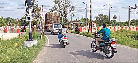 திருச்செங்கோடு-குமாரபாளையம் செல்லும் சாலையில் உள்ள நெட்டவேலாம்பாளையத்தில் உள்ள ரயில்வே கிராசிங் வழியாக செல்லும் வாகனங்கள். படம்: கி.பார்த்திபன்