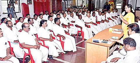 தேமுதிக மாவட்டச் செயலாளர்கள் கூட்டம் கட்சியின் பொருளாளர் பிரேமலதா தலைமையில் சென்னை கோயம்பேட்டில் உள்ள தலைமை அலுவலகத்தில் நேற்று நடைபெற்றது. கட்சியின் துணைச் செயலாளர்கள் எல்.கே.சுதீஷ், பார்த்தசாரதி மற்றும் நிர்வாகிகள் உடன் இருந்தனர்.