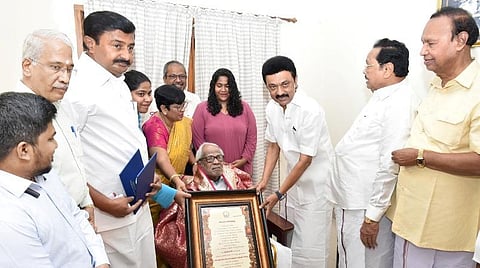கலைஞர் நினைவு கலைத் துறை வித்தகர் விருதினை வசனகர்த்தா ஆரூர் தாஸூக்கு முதல்வர் மு.க.ஸ்டாலின் வழங்கினார்