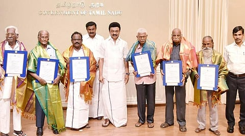 கனவு இல்லம் | எழுத்தாளர்களுக்கு குடியிருப்புக்கான ஒதுக்கீடு ஆணைகளை முதல்வர் ஸ்டாலின் வழங்கினார்