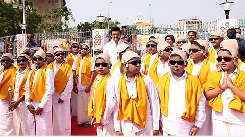 முன்னாள் முதல்வர் கருணாநிதி வேடமணிந்த குழந்தைகளுடன் தமிழக முதல்வர் மு.க.ஸ்டாலின்