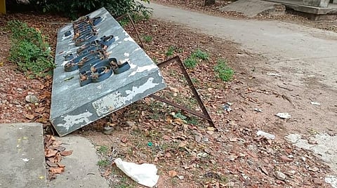 உளுந்தூர்பேட்டை ஊராட்சி ஒன்றிய அலுவலகத்தில் குப்பைகள் நிறைந்த ஒதுக்குப்புறமான பகுதியில் வீச்சப்பட்ட தமிழ் வாழ்க பெயர் பலகை