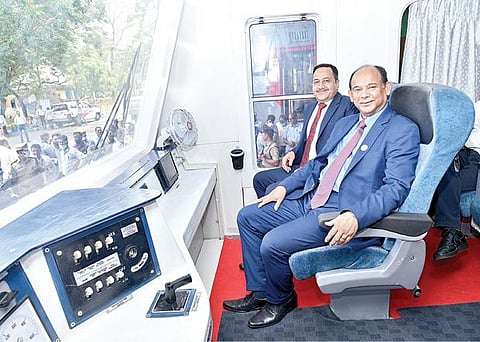 பெரம்பூரில் உள்ள ரயில் பெட்டித் தொழிற்சாலையில் (ஐசிஎஃப்) தானியங்கி ஆய்வு ரயில் பெட்டியைப் பார்வையிட்ட வங்கதேச ரயில்வே அமைச்சர் முகமது நூருல் இஸ்லாம் சுஜன், ரயில்வே கூடுதல் தலைமை இயக்குநர் சர்தார் சஹாதத் அலி.
