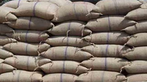 கடம்பூரில் லாரியில் கடத்திய 1050 கிலோ ரேஷன் அரிசி பறிமுதல்: 3 பேர் கைது