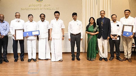 சுற்றுச்சூழல் பாதுகாப்பு | மதுரை, விழுப்புரம், தி.மலை ஆட்சியர்களுக்கு பசுமை விருது