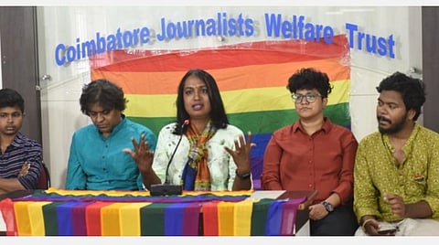 கோவையில் செய்தியாளர்களை சந்தித்த வானவில் கூட்டமைப்பின் ஒருங்கிணைப்பாளர்கள் கல்கி சுப்பிரமணியம், சிவக்குமார் உள்ளிட்டோர். | படம்: ஜெ.மனோகரன்