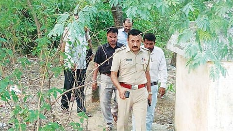 திருவண்ணாமலை கிரிவல பாதையில் நேற்று சோதனை நடத்திய கர்நாடக மாநில காவல் துறையினர்.