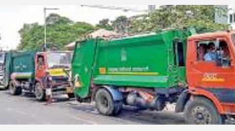 புளியந்தோப்பு நிலையத்தில் இயந்திரம் பழுதானதால் குப்பைகளை கொட்ட நீண்ட வரிசையில் காத்திருக்கும் மாநகராட்சி லாரிகள்.
