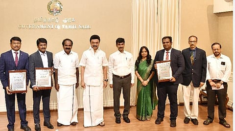 சென்னை தலைமைச் செயலகத்தில் நேற்று நடைபெற்ற நிகழ்ச்சியில், மாவட்ட ஆட்சியர்கள் எஸ்.அனீஷ் சேகர் (மதுரை), த.மோகன் (விழுப்புரம்), பா.முருகேஷ் (திருவண்ணாமலை) ஆகியோருக்கு 2021-ம் ஆண்டுக்கான பசுமை விருது வழங்கினார் முதல்வர் மு.க.ஸ்டாலின். உடன், சுற்றுச்சூழல், காலநிலை மாற்றம், இளைஞர் நலன் மற்றும் விளையாட்டு மேம்பாட்டுத் துறை அமைச்சர் சிவ.வீ.மெய்யநாதன், தலைமைச் செயலர் வெ.இறையன்பு, சுற்றுச்சூழல், காலநிலை மாற்றம் மற்றும் வனத்துறை கூடுதல் தலைமைச் செயலர் சுப்ரியா சாஹு மற்றும் அதிகாரிகள்.