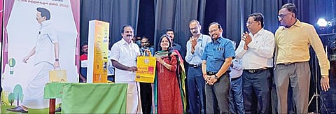 கிண்டியில் உள்ள மாசு கட்டுப்பாட்டு வாரிய தலைமை அலுவலகத்தில் நடைபெற்ற சுற்றுச்சூழல் தின விழாவில் மஞ்சப்பை வழங்கும் இயந்திரத்தின் சேவை தொடங்கி வைக்கப்பட்டது. இதில் சுற்றுச்சூழல் துறை அமைச்சர் சிவ.வீ.மெய்யநாதன், துறை செயலர் சுப்ரியா சாஹூ உள்ளிட்டோர் பங்கேற்றனர்.