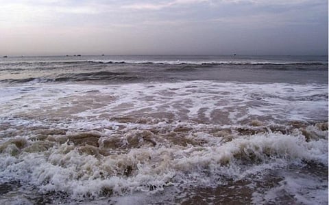 மெரினாவில் மாயமான மாணவரை தேடியபோது நீரில் தத்தளித்த மற்றொரு மாணவர் மீட்பு