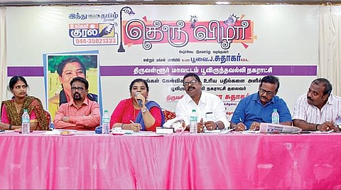 ‘இந்து தமிழ் திசை’ நாளிதழ் சார்பில், திருவள்ளூர் மாவட்டம்- பூந்தமல்லி நகராட்சியில் நேற்று ‘உங்கள் குரல்- தெரு விழா’ நிகழ்ச்சி நடைபெற்றது. இதில், பொதுமக்களின் கேள்விகளுக்கு பதிலளித்து பேசுகிறார் நகராட்சித் தலைவர் காஞ்சனா சுதாகர். உடன், நகராட்சி துணை தலைவர் தர், பொறியாளர் நடராஜன் உள்ளிட்டோர். இதில் ஏராளமான பொதுமக்கள் பங்கேற்றனர்.படங்கள்: பு.க.பிரவீன்