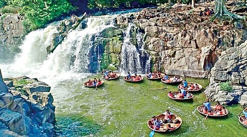 சுற்றுலாப் பயணிகள் வருகையால் களைகட்டிய ஒகேனக்கல்