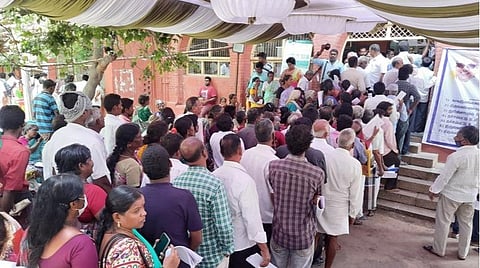 திருவண்ணாமலை வட்டாட்சியர் அலுவலகத்தில் ஆட்சியர் பா.முருகேஷ் வருவதில் கால தாமதம் ஏற்பட்டதால் மனு கொடுக்க முண்டியடித்து நிற்கும் மக்கள். | படம்: இரா.தினேஷ்குமார்
