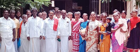 மீன்சுருட்டியை அடுத்த குண்டவெளி கிழக்கு, முத்துசேர்வாமடம் ஆகிய பகுதிகளில் மக்களுக்கு அடிப்படை வசதிகள் செய்து தரக் கோரி அரியலூர் ஆட்சியர் பெ.ரமணசரஸ்வதியிடம் மனு அளித்துவிட்டு வெளியே வரும் தமிழர் நீதிக் கட்சி நிறுவனர் சுபா. இளவரசன் உள்ளிட்டோர்.
