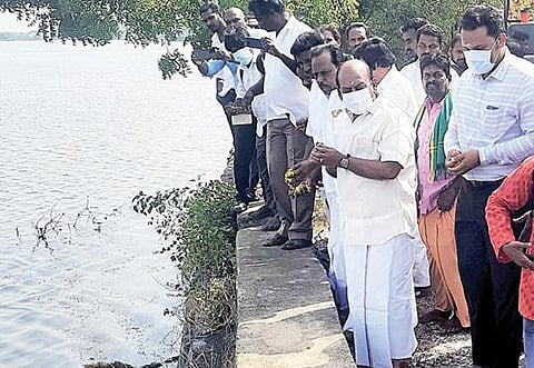 செங்கல்பட்டு மாவட்டத்தில் மதுராந்தகம் ஏரியை தூர்வாரும் பணியை தொடங்கி வைத்து ஆய்வு செய்கிறார் ஊரக தொழில் துறை அமைச்சர் தா.மோ.அன்பரசன். உடன் மாவட்ட ஆட்சியர் ஆ.ர.ராகுல்நாத்.