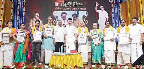 முத்தமிழ் பேரவை சார்பில் 41-வது ஆண்டு இசை விழா சென்னை ராஜா அண்ணாமலைபுரத்தில் உள்ள திருவாவடுதுறை டி.என்.ராஜரத்தினம் கலையரங்கில் நேற்று நடைபெற்றது. இதில் 8 பேருக்கு விருதுகளை முதல்வர் மு.க.ஸ்டாலி்ன் வழங்கினார். விருது பெற்ற ஷேக் மெஹபூப் சுபானி-காலீஷாபி மெஹபூப் தம்பதி, திரைப்பட இயக்குநர் த.செ.ஞானவேல், ராஜ்குமார் பாரதி, வி.பி.தனஞ்செயன் - சாந்தா தம்பதி, நாகேஷ் ஏ.பப்பநாடு, திருராமேஸ்வரம் பா.ராதாகிருஷ்ணன் மற்றும் முத்தமிழ் பேரவை தலைவர் ஜி.ராமானுஜம், செயலர் பி.அமிர்தம் உள்ளிட்டோர்.
