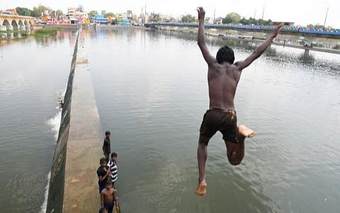 'திடீர்' சுற்றுலாத் தலமாக மாறிய மதுரை வைகை ஆறு தடுப்பணை: இளைஞர்கள் நீச்சலிடித்து உற்சாகம்