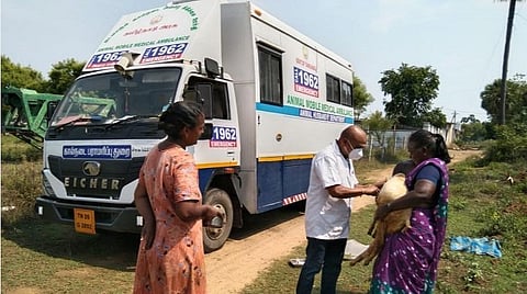 ஈரோட்டில் உள்ள கிராமத்தில் ஆடு இருக்கும் இடத்துக்கு கால்நடை ஆம்புலன்ஸ் மூலம் சென்று சிகிச்சை அளித்த மருத்துவர்.