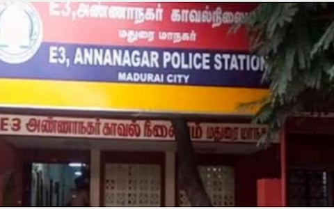 மதுரை அருகே பேருந்து நடத்துநரிடம் கத்தி முனையில் பணப்பையை பறித்தவர் கைது