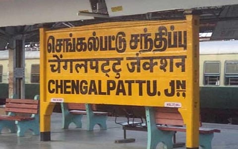 செங்கல்பட்டு | நடைபாதை கடைகள் அகற்றத்தை எதிர்த்து தீக்குளிக்க முயன்ற பெண்கள்