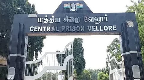 வேலூர் சிறை கழிவறையில் பதுக்கிய செல்போன், சிம்கார்டு, பேட்டரி பறிமுதல்