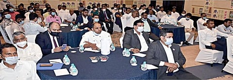 சர்வதேச செஸ் ஒலிம்பியாட் போட்டிகளையொட்டி மாமல்லபுரத்தில் தங்கும் விடுதிகளில் மேற்கொள்ளப்பட வேண்டிய முன்னேற்பாட்டு பணிகள் குறித்த ஆலோசனைக் கூட்டத்தில் பங்கேற்ற விடுதி உரிமையாளர்கள்.