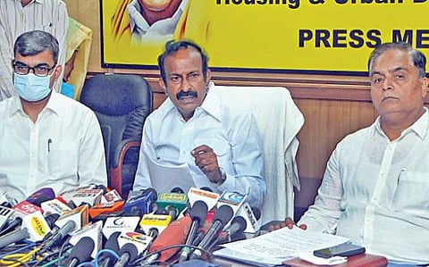 சென்னையில் நேற்று செய்தியாளர்களுக்குப் பேட்டியளித்த வீட்டுவசதி மற்றும் நகர்ப்புற வளர்ச்சித் துறை அமைச்சர் சு.முத்துசாமி. படம்: ம.பிரபு