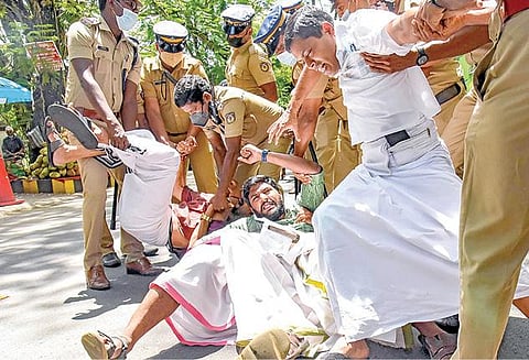 கேரள முதல்வர் பினராயி விஜயன் பதவி விலக வலியுறுத்தி கொச்சியில் நேற்று போராட்டத்தில் ஈடுபட்ட பாஜகவினரை கைது செய்த போலீஸார்.படம்: பிடிஐ