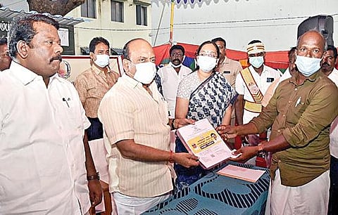 குன்றத்தூர் வட்டாட்சியர் அலுவலகத்தில் நடைபெற்ற ஜமாபந்தி நிறைவு விழாவில் நலத்திட்ட உதவிகளை வழங்குகிறார் குறு, சிறு மற்றும் நடுத்தர தொழில் நிறுவனங்கள் துறை அமைச்சர் தா.மோ.அன்பரசன். உடன் மாவட்ட ஆட்சியர் மா.ஆர்த்தி.