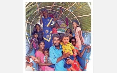 கரூர் மாவட்டம் தோகைமலையை அடுத்த காரணாம்பட்டி, காவல்காரன்பட்டி உள்ளிட்ட கிராமங்களைச் சேர்ந்த பக்தர்கள், ரங்கம் ரங்கநாதரை தரிசிக்க 100-க்கும் மேற்பட்ட வண்டிகளில் அணிவகுத்து வந்தனர். (உள்படம்) கூண்டு வண்டியில் பயணம் செய்த குடும்பத்தினர்.படங்கள்: ஜி.ஞானவேல்முருகன்