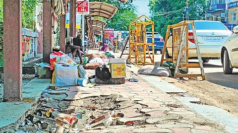 திருச்சி | ஆக்கிரமிப்பு, கற்கள் பெயர்ந்து சேதமடைந்த நிலையில் நடைபாதை: ஸ்ரீரங்கம் ரங்கநாதர் கோயிலுக்குச் செல்லும் பக்தர்கள் அவதி