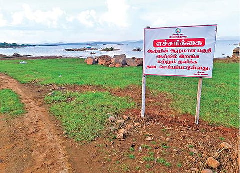 மேட்டூர் அணையின் நீர்த்தேக்கப் பகுதியான கொளத்தூர் அடுத்த சேத்துக் குளியில் பொதுப்பணித்துறை சார்பில் வைக்கப்பட்டுள்ள எச்சரிக்கை பலகை.