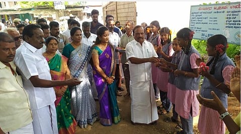 விருத்தாசலம் அரசு பெண்கள் மேல்நிலைப் பள்ளியில் அமைச்சர் சி.வெ.கணேசன் பள்ளிக்கு வந்த மாணவிகளுக்கு ரோஸ் மற்றும் இனிப்பு வழங்கி வரவேற்றார்.