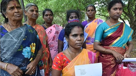 ராமநாதபுரத்தில் குறைதீர் கூட்டத்தில் மனு அளிக்க வந்த நாகவள்ளி | படம்: எல்.பாலச்சந்தர்.