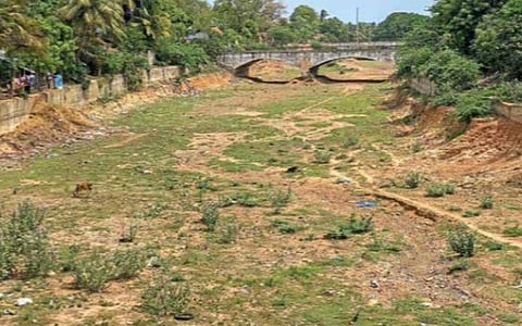 கல்லணைக் கால்வாயில் தண்ணீர் திறக்கப்பட்டுள்ள நிலையில் வறண்டு கிடக்கும் தஞ்சை பெரிய கோயில் அகழி