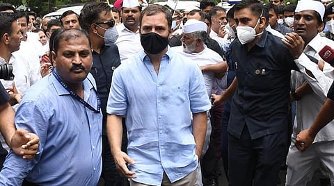 டெல்லியில் உள்ள அமலாக்கத்துறை அலுவலகத்தில் ஆஜராகிவிட்டு வெளியே வருகிறார் ராகுல் காந்தி.படம்: பிடிஐ