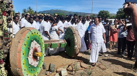 தருமபுரி தேர் விபத்து: உயிரிழந்தவர்கள் குடும்பத்தினரை சந்தித்து ஆறுதல் கூறி நிவாரணம் வழங்கிய அமைச்சர்