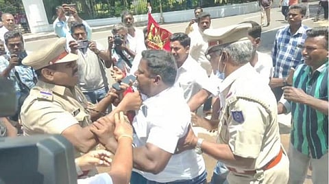 புதுச்சேரி முதல்வரை தள்ளிய அமைச்சரின் பாதுகாவலர் மீது நடவடிக்கைக் கோரி ஆளுநர் மாளிகை முற்றுகை: கடும் மோதலால் பரபரப்பு