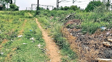 கந்திலி அடுத்த செவ்வாத்தூர் ஊராட்சியில் ரயில்வே தண்டவாளத்தையொட்டி மயானப்பகுதிக்கு செல்லும் பாதை.