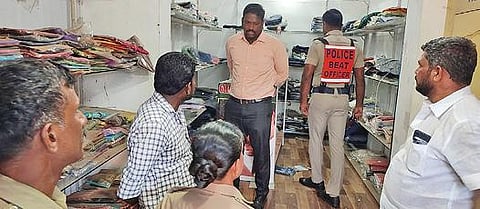 சிவகங்கை காஞ்சிரங்காலில் திருட்டு நடந்த ஜவுளிக்கடையில் தடயங்களை சேகரித்த போலீஸார்.