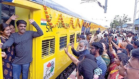 கோவை வடகோவை ரயில்நிலையத்தில் இருந்து ஷீரடி நோக்கி புறப்பட்ட இந்தியாவின் முதல் தனியார் ரயிலை வழியனுப்பி வைத்த ரயில்வே அதிகாரிகள் மற்றும் பொதுமக்கள். படம்: ஜெ.மனோகரன்