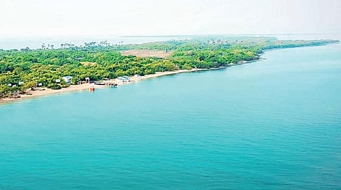 மன்னார் வளைகுடாவில் உள்ள குருசடை தீவு.