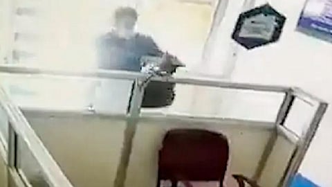காஷ்மீரில் வங்கி மேலாளரை படுகொலை செய்த தீவிரவாதி சுட்டுக் கொலை