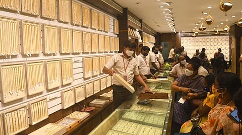 தங்கம் விலை இன்றும் சரிவு: நிலவரம் என்ன?