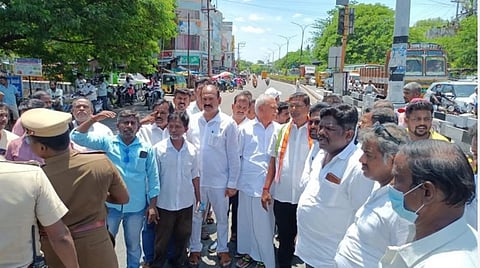 அரசு விழாவில் பாஜக பேனரை அகற்றியதால் ரேஷன்கார்டு முகாம் ரத்தானதால் போராட்டத்தில் ஈடுபட்ட தொகுதி காங்கிரஸ் எம்எல்ஏ வைத்தியநாதன், எம்பி வைத்திலிங்கம் மற்றும் அப்பகுதியினர்.