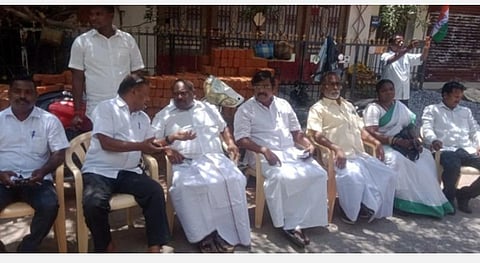 புதுச்சேரி காங். அலுவலக தர்ணாவில் வாக்குவாதம்: முன்னாள் அமைச்சர் வெளியேறி சாலையில் அமர்ந்து போராட்டம்