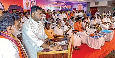 தஞ்சாவூரில் நேற்று ரஜினி ரசிகர்கள் பாஜகவில் இணைந்த விழாவில் பேசிய பாஜக மாநிலத் தலைவர் அண்ணாமலை.படம்: ஆர்.வெங்கடேஷ்